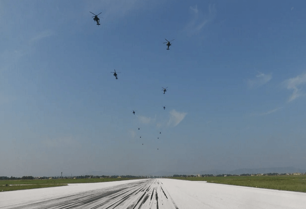Άσκηση «Πέλεκυς»: Εντυπωσιακές εικόνες με δεκάδες ελικόπτερα στον αέρα – Το μήνυμα του στρατηγού Φλώρου