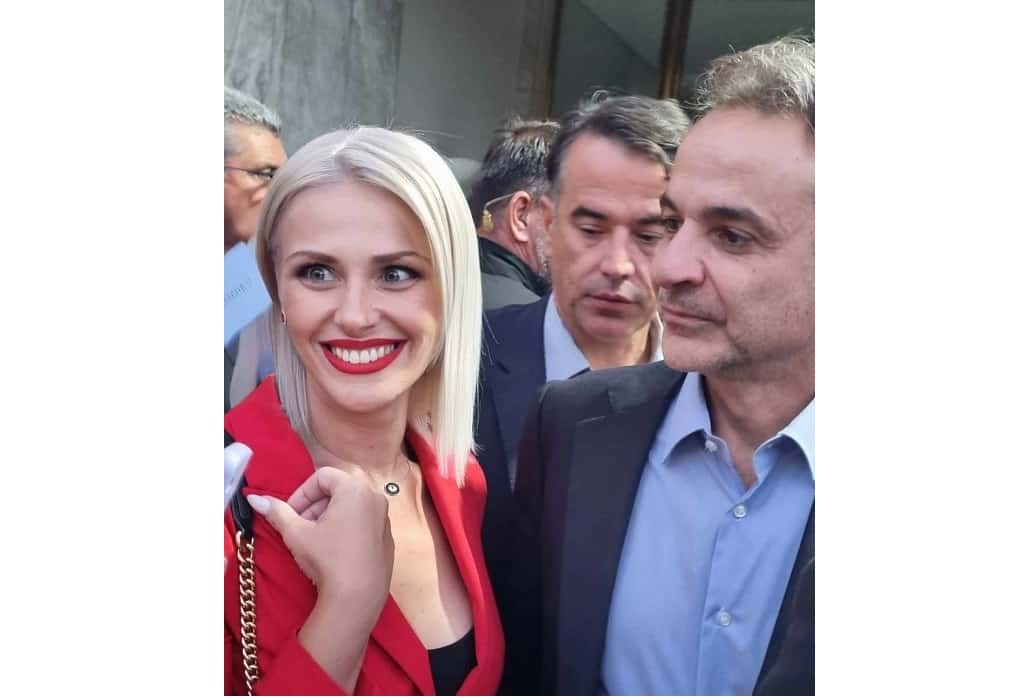 Πήραν… φωτιά τα φλας στο εκλογικό κέντρο Ζέρβα – Ποια υποψήφια έδωσε στον πρωθυπουργό την κάρτα της! (ΦΩΤΟ)