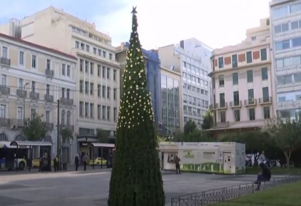 Αθήνα: Άγνωστοι «έγδυσαν» το Χριστουγεννιάτικο δέντρο – Έκλεψαν τα μισά στολίδια (VIDEO) 
