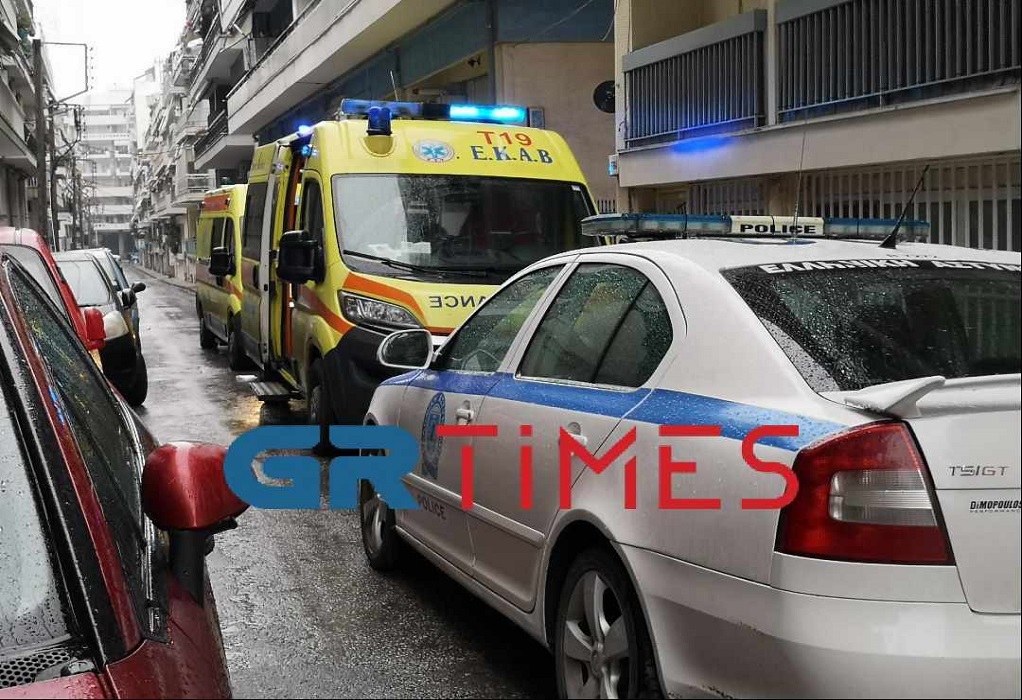 Δύο ΙΧ συγκρούστηκαν στη Θεσσαλονίκη- Το ένα έπεσε πάνω σε 6 σταθμευμένα οχήματα