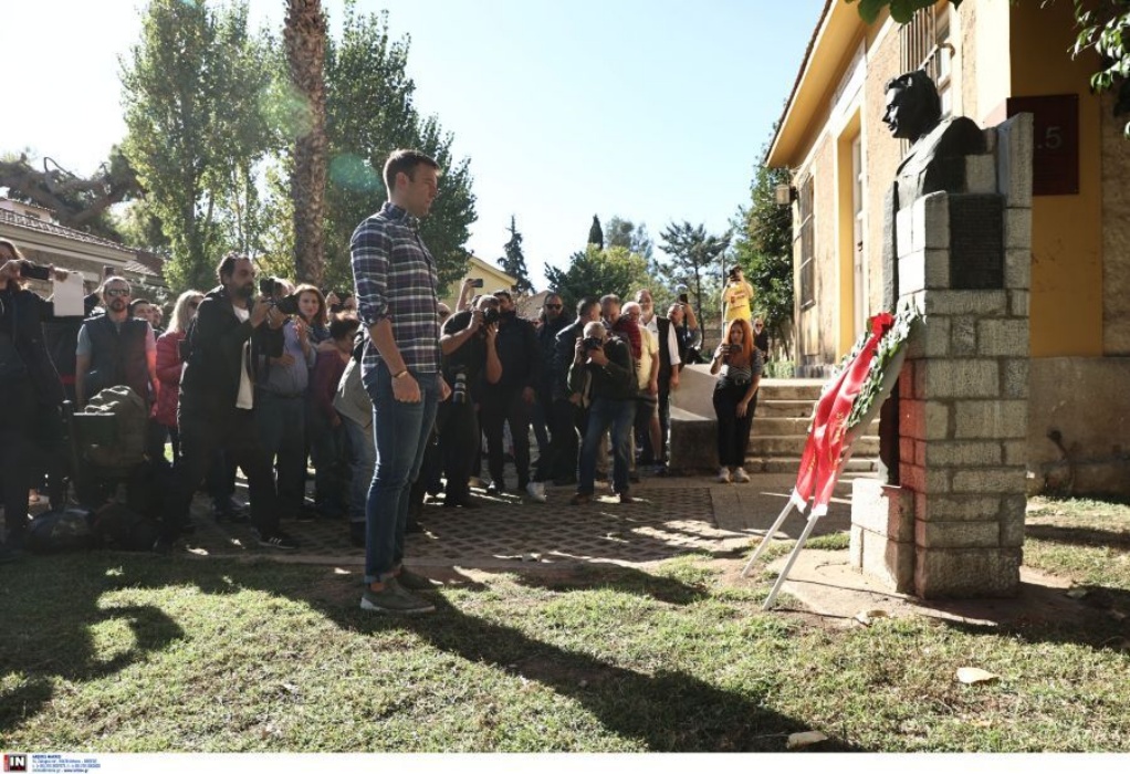 Στέφανος Κασσελάκης: Κατέθεσε στεφάνι στο μνημείο ΕΑΤ-ΕΣΑ για το Πολυτεχνείο