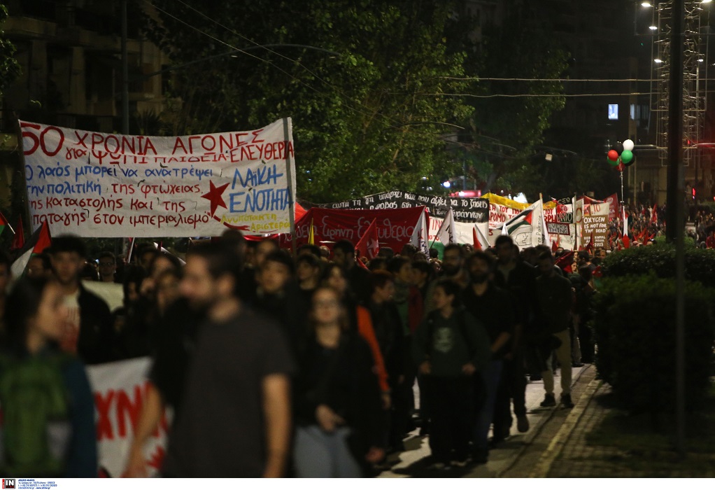 Ολοκληρώθηκε η πορεία για το Πολυτεχνείο και άνοιξαν οι δρόμοι στο κέντρο της Αθήνας (VIDEO)