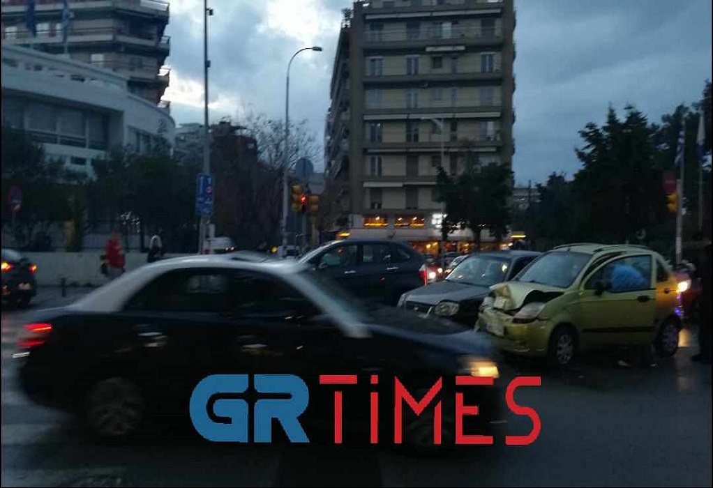 Θεσσαλονίκη: Νέο τροχαίο ατύχημα με τραυματία στο κέντρο (ΦΩΤΟ)
