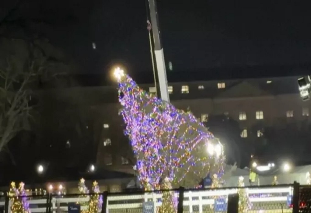 Θυελλώδεις άνεμοι έριξαν το Χριστουγεννιάτικο δέντρο μπροστά από τον Λευκό Οίκο (VIDEO)