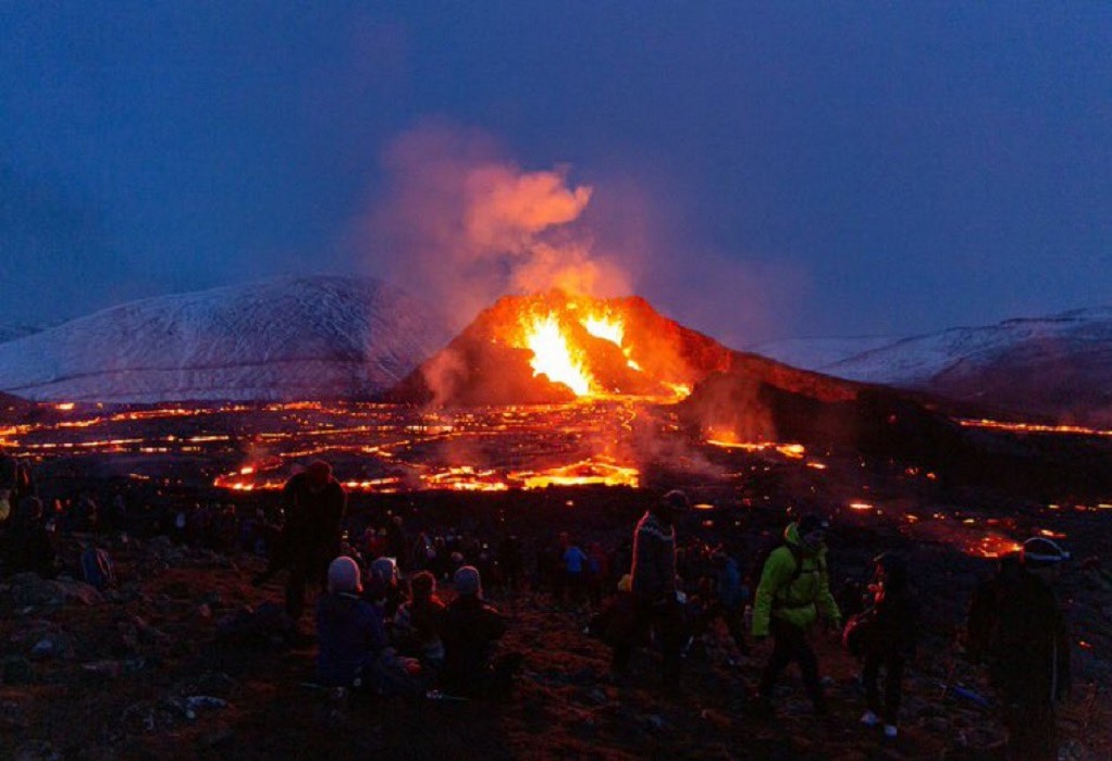 Εικόνες τρόμου στην Ισλανδία: Απειλεί με έκρηξη το ηφαίστειο-Δρόμοι κόβονται στα δύο (LIVE) 