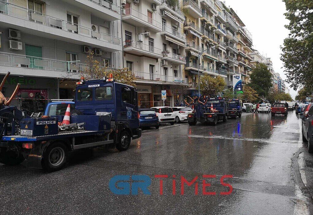 Θεσσαλονίκη: Η τροχαία “σηκώνει” οχήματα στην Αγγελάκη (video)