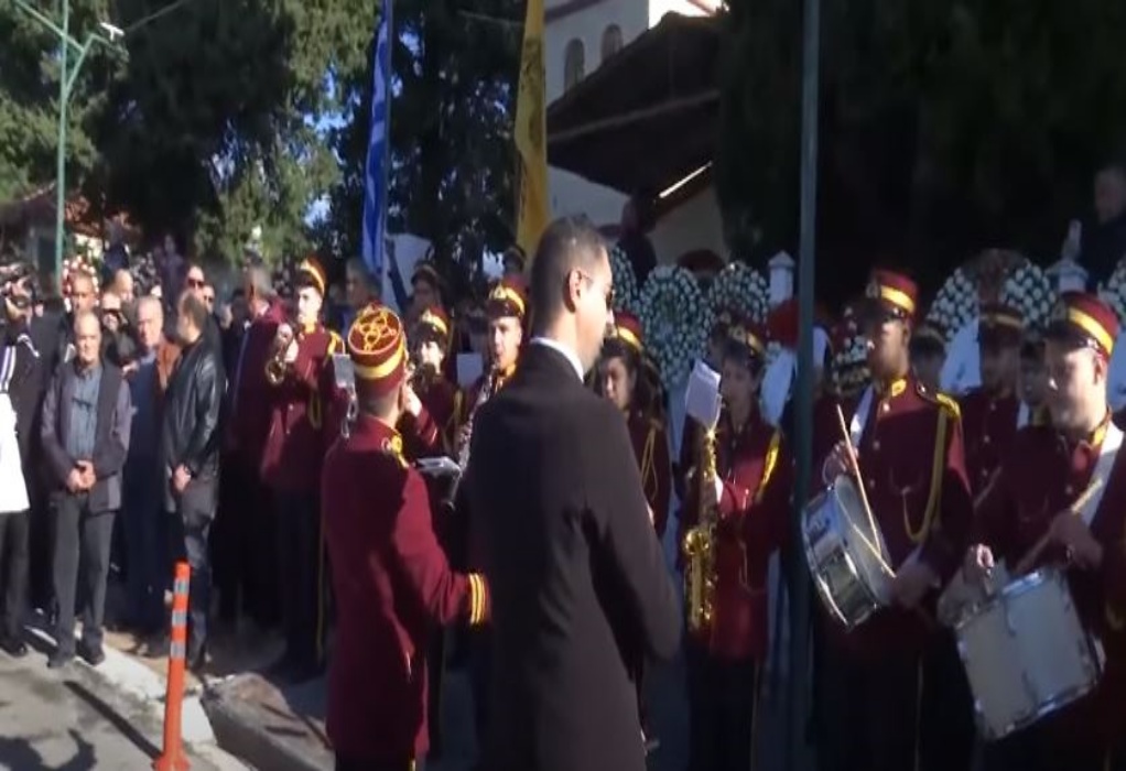 Πλήθος κόσμου από Ελλάδα και εξωτερικό για το τελευταίο αντίο στον Βασίλη Καρρά (VIDEO)