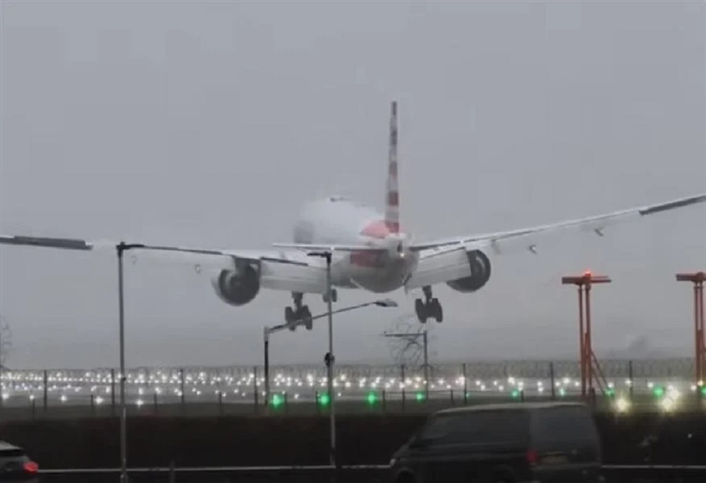 Σαν σε ταινία: Αεροπλάνο αναπηδά σε διάδρομο προσγείωσης (VIDEO)