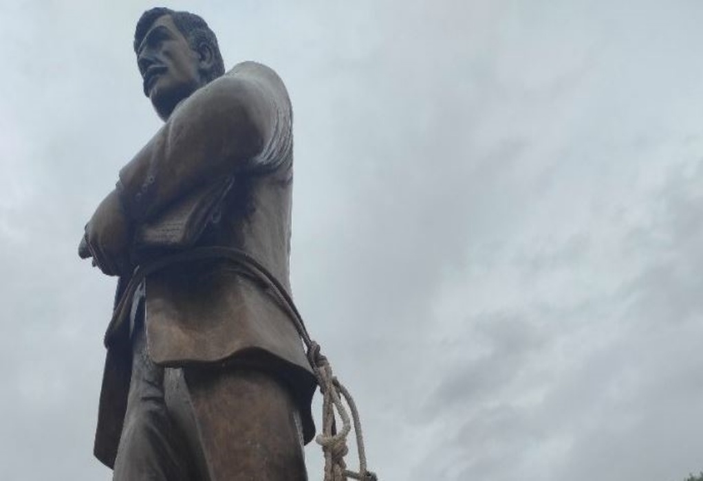 Θεσσαλονίκη: Άγνωστοι επιχείρησαν να κλέψουν το μπρούτζινο άγαλμα του Νίκου Καπετανίδη 
