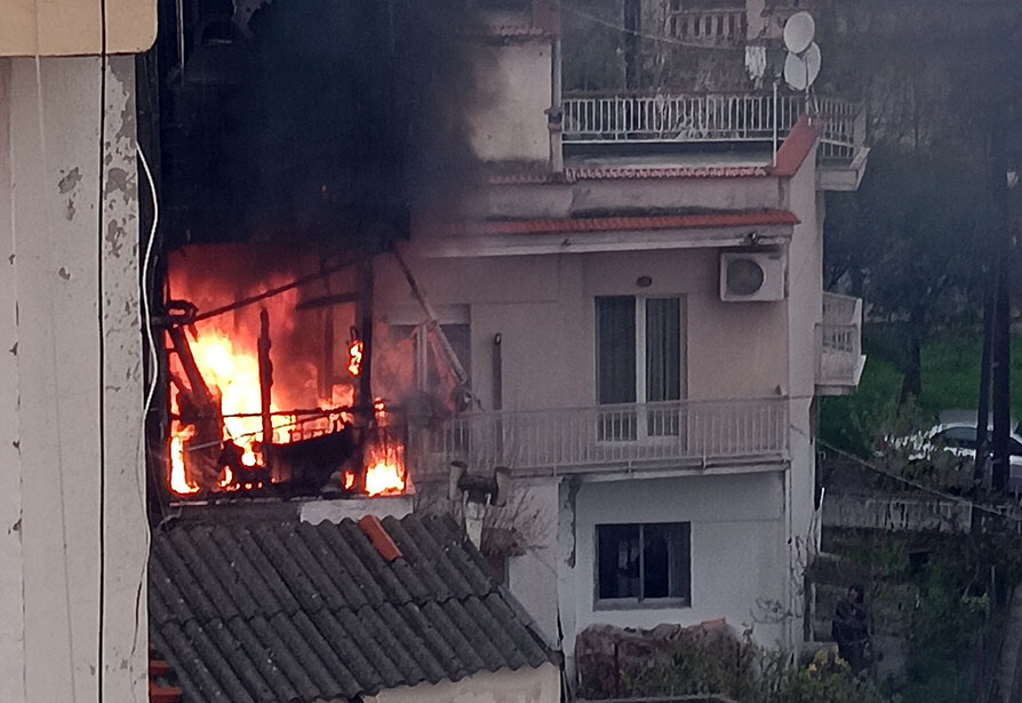 Καβάλα: Εκρήξεις, φλόγες, καπνοί και μία γυναίκα στο νοσοκομείο από φωτιά σε διαμέρισμα (VIDEO-ΦΩΤΟ)