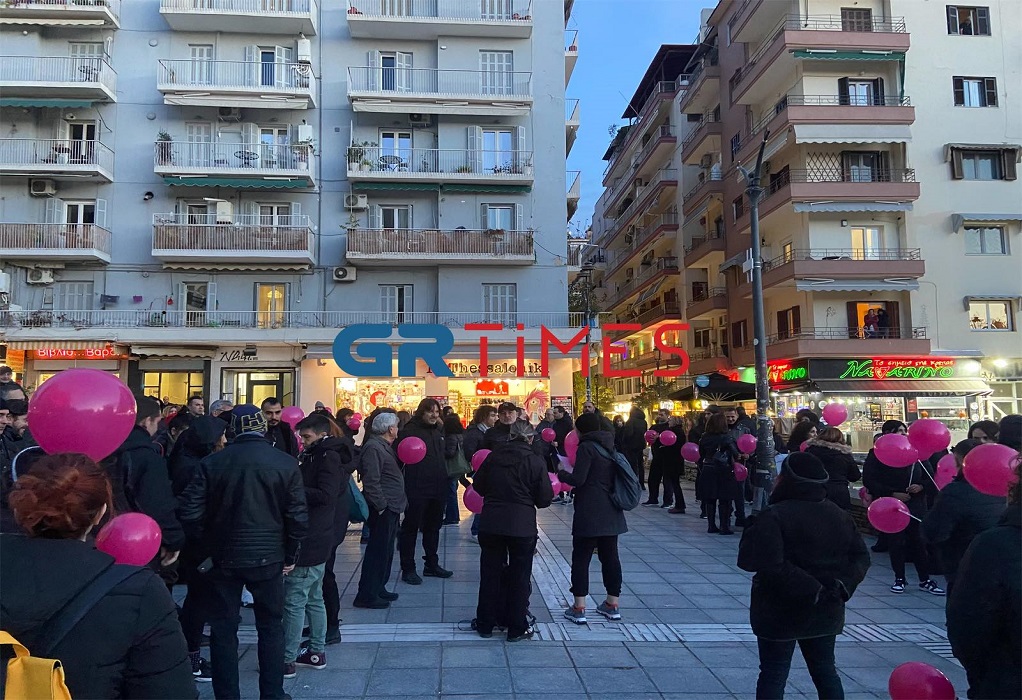 Θεσσαλονίκη: Στα «ροζ» ντύθηκε η πλατεία Ναυαρίνου – Συμβολικό δρώμενο από τα ΚΕΘΕΑ (ΦΩΤΟ-VIDEO)