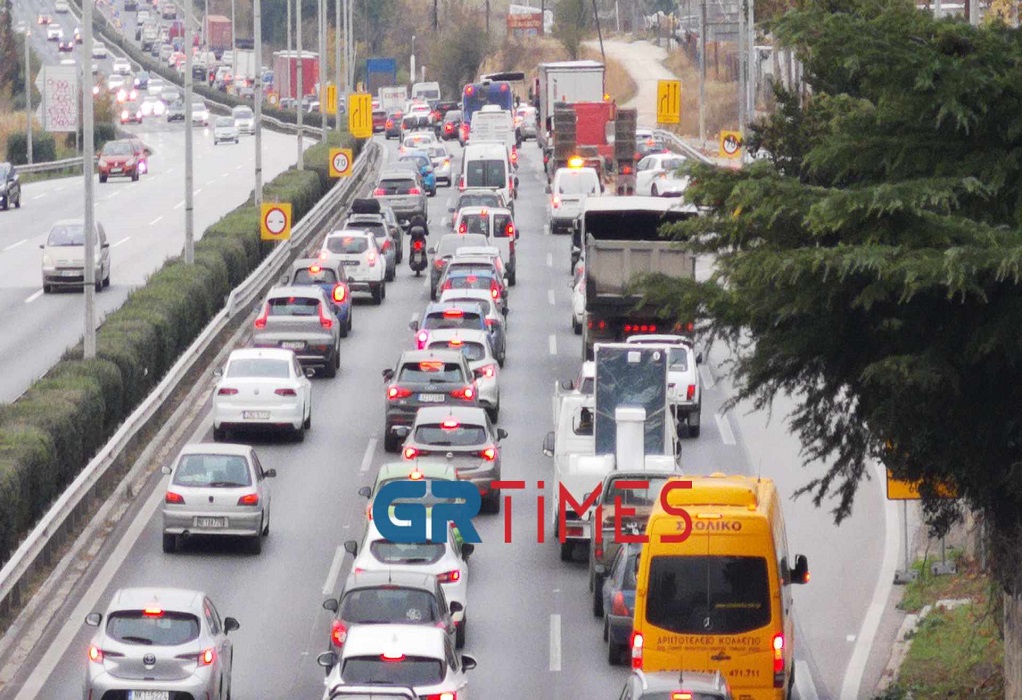 Θεσσαλονίκη: Σύγκρουση τεσσάρων οχημάτων και κυκλοφοριακό χάος στον Περιφερειακό (ΧΑΡΤΗΣ)