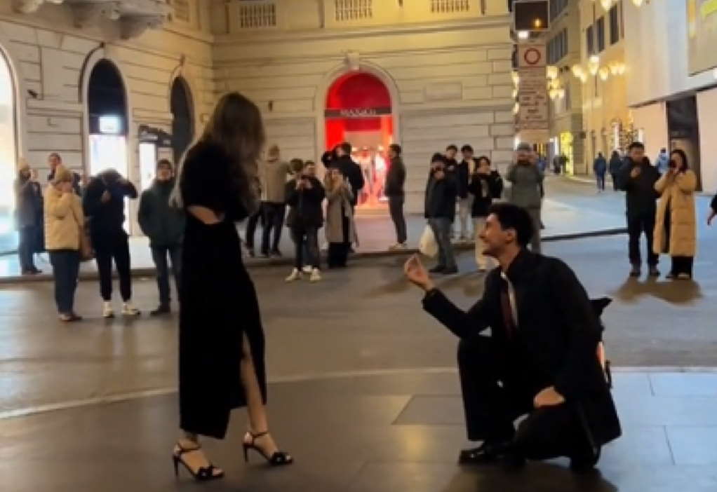 Στημένη η viral πρόταση γάμου σε πλατεία στη Ρώμη: «Μην θυμώνετε…» (VIDEO)