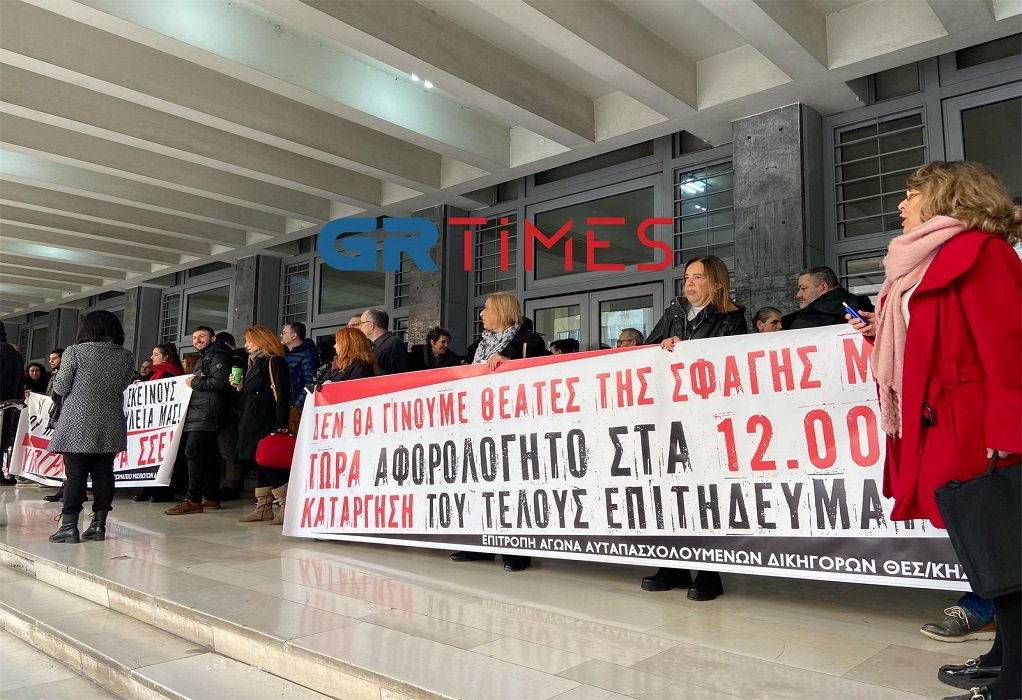 Θεσσαλονίκη: Συμβολική κατάληψη του Δικαστικού Μεγάρου από τους δικηγόρους (ΦΩΤΟ-VIDEO)