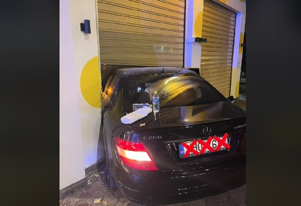 Θεσσαλονίκη: Αυτοκίνητο «καρφώθηκε» σε κατάστημα ανήμερα των Χριστουγέννων-Δείτε βίντεο
