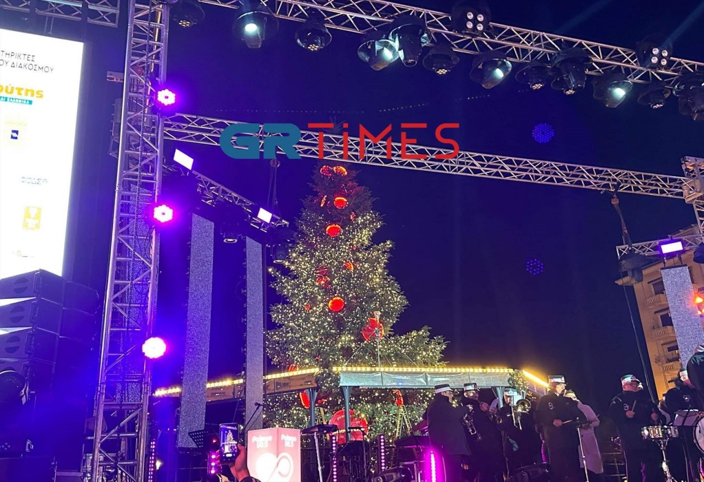 Θεσσαλονίκη: Άναψε το Χριστουγεννιάτικο δέντρο στην πλατεία Αριστοτέλους (ΦΩΤΟ-VIDEO)