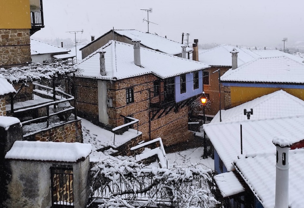 Εικόνες μαγείας στην Αρναία: Χιονισμένο ξημέρωμα για τους κατοίκους (ΦΩΤΟ-VIDEO) 