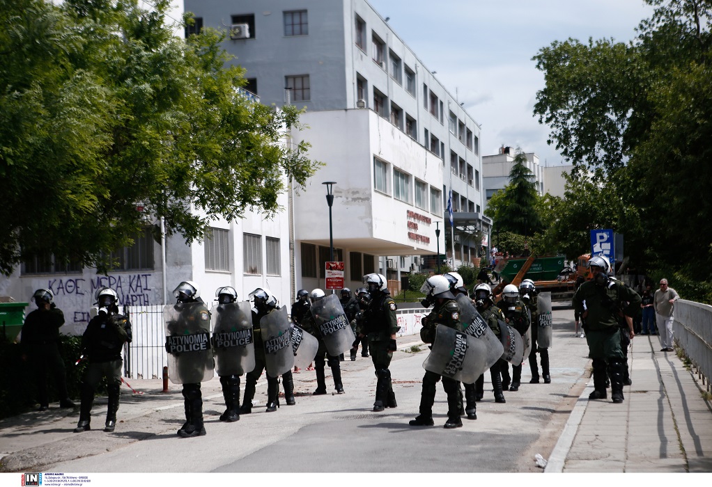 Θεσσαλονίκη: Ανάληψη ευθύνης για επίθεση με μολότοφ σε διμοιρία των ΜΑΤ στο ΑΠΘ