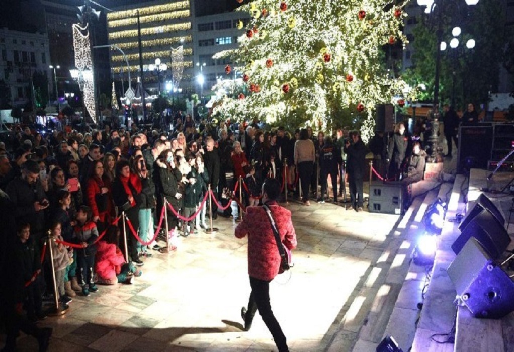 «Κόκκινη Νύχτα» στον Πειραιά: Όλη η πόλη μια μεγάλη λαμπερή Χριστουγεννιάτικη γιορτή