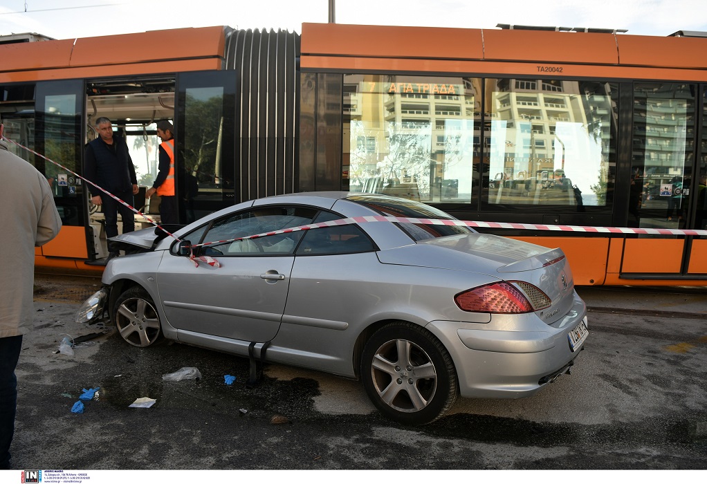 Παλαιό Φάληρο: Ένας νεκρός και ένας σοβαρά τραυματίας σε σύγκρουση τραμ με ΙΧ (ΦΩΤΟ-VIDEO)