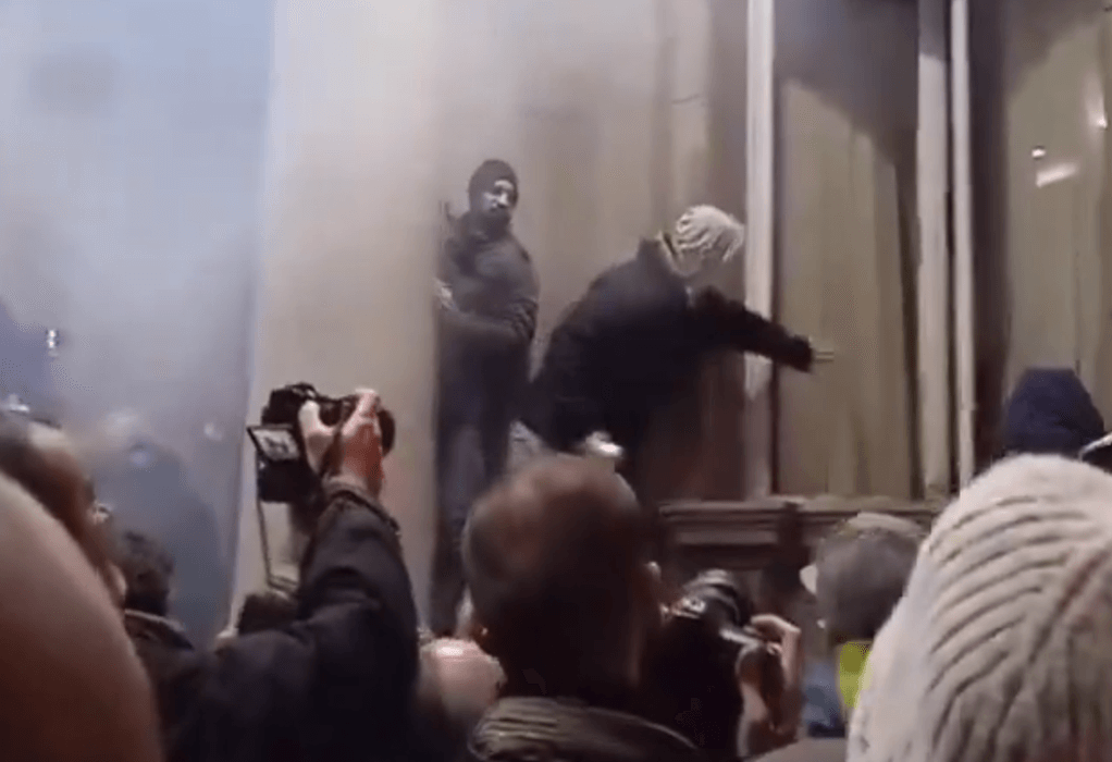 Σκηνές χάους στο Βελιγράδι: Διαδηλωτές προσπάθησαν να εισβάλουν στο δημαρχείο (VIDEO)