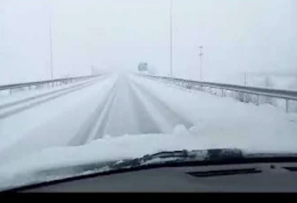 Φλώρινα: Χιόνια και τα πάντα λευκά μέσα στην πόλη – Με δυσκολία οι μετακινήσεις (VIDEO)