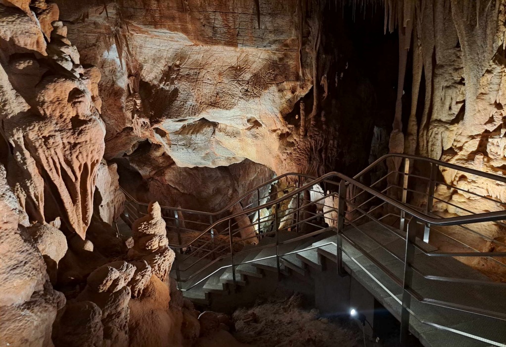 Χαλκιδική: Την άνοιξη ανοίγει το Σπήλαιο των Πετραλώνων – Γιατί καθυστέρησε το έργο 