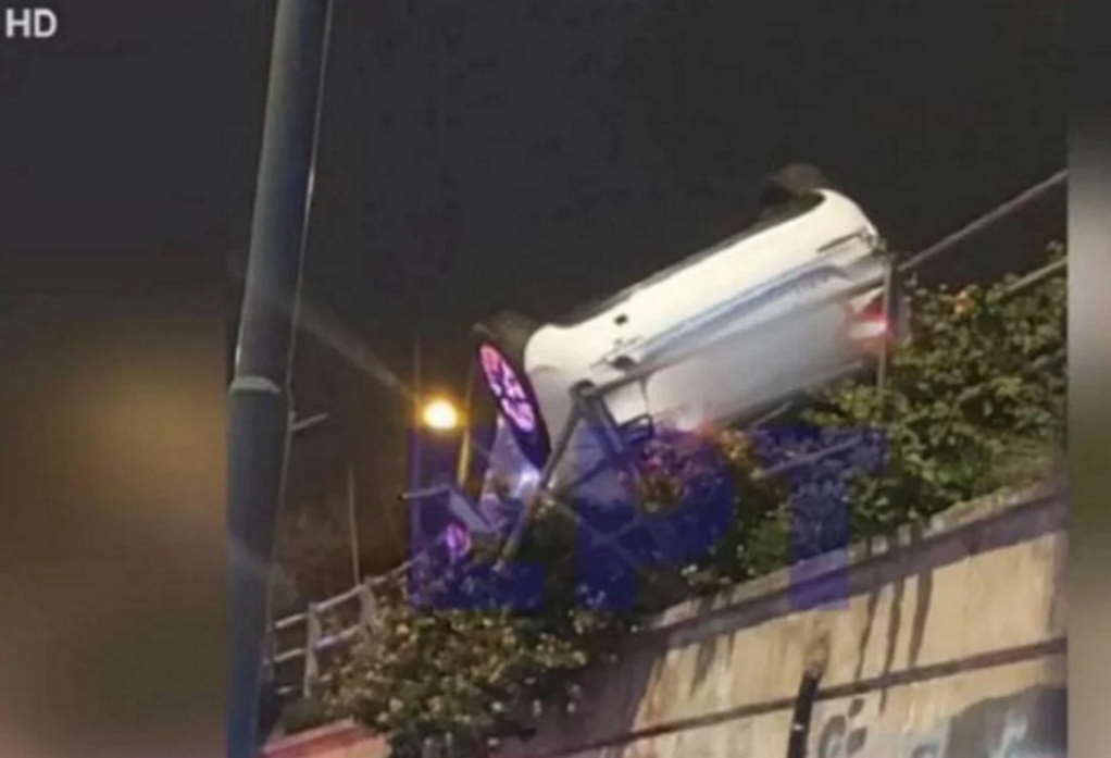 Σοκαριστικό τροχαίο στην Ηλιούπολη: ΙΧ ανατράπηκε και κρεμάστηκε από τις μπάρες (ΦΩΤΟ)