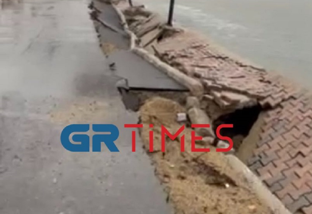 Χαλκιδική – Κακοκαιρία: Η θάλασσα «κατάπιε» το οδόστρωμα στον Ν. Μαρμαρά (VIDEO)