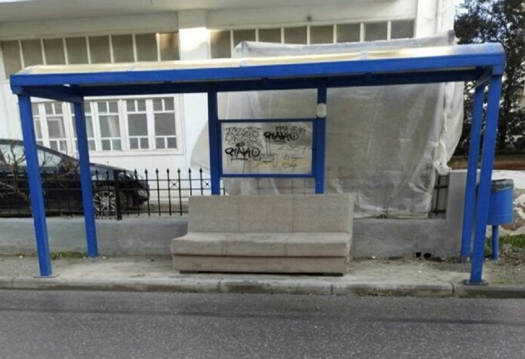 Θεσσαλονίκη: Έφερε τον καναπέ από το σπίτι του σε στάση λεωφορείου (VIDEO)