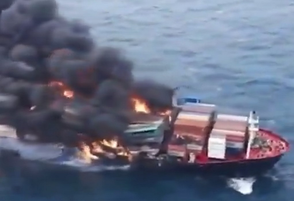 Ελληνόκτητο φορτηγό πλοίο χτυπήθηκε στην Ερυθρά Θάλασσα (ΦΩΤΟ-VIDEO)