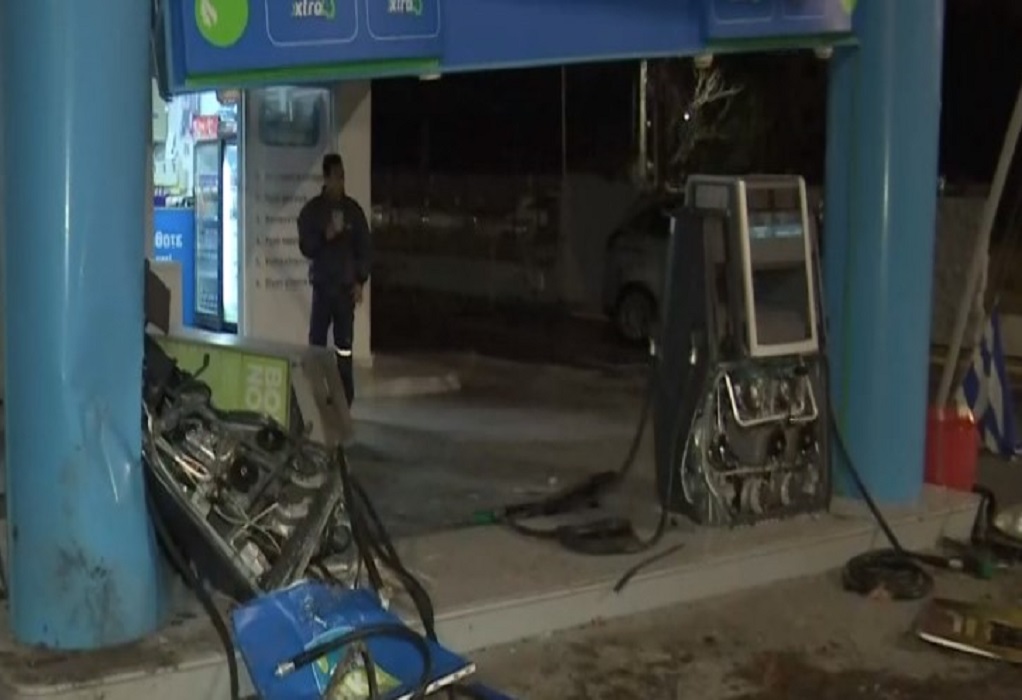 Άνω Βούλα: Αυτοκίνητο έπεσε σε βενζινάδικο-Επί τόπου ΕΛΑΣ και Πυροσβεστική