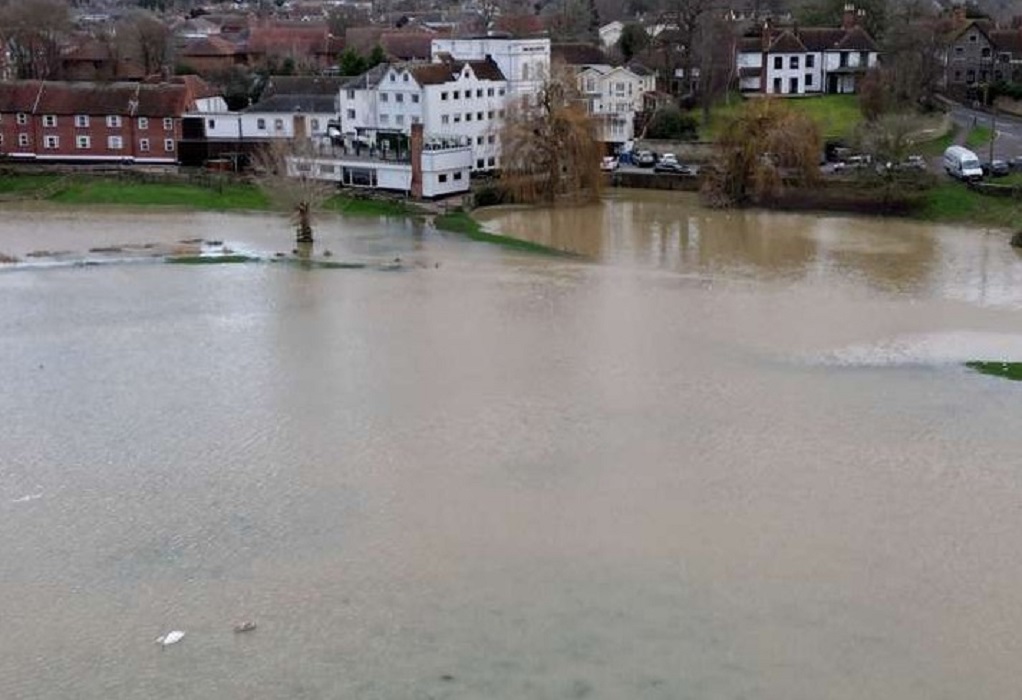 Πλημμύρισαν ποτάμια στη Βρετανία: Μεγάλες ζημιές σε σπίτια και κλειστοί δρόμοι (VIDEO)