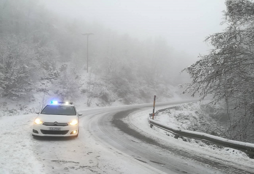 Κακοκαιρία Avgi: Διακοπή κυκλοφορίας στη λεωφόρο Διονύσου λόγω χιονόπτωσης