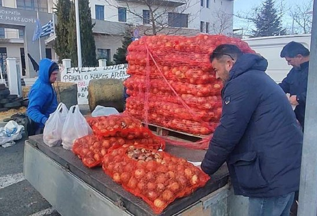 Κλείνουν την Εγνατία οι αγρότες των Γρεβενών – Μοιράζουν κρεμμύδια στην Κοζάνη (ΒΙΝΤΕΟ)