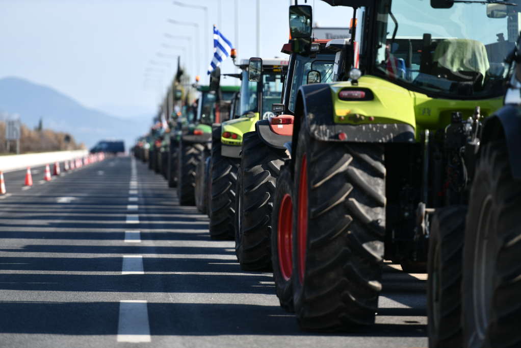 Αγρότες έκλεισαν την Εθνική Οδό στο ύψος της Καρδίτσας
