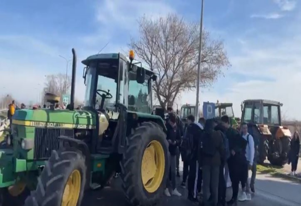Απέκλεισαν συμβολικά Μάλγαρα και Χαλκηδόνα οι αγρότες με τα τρακτέρ τους (VIDEO) 