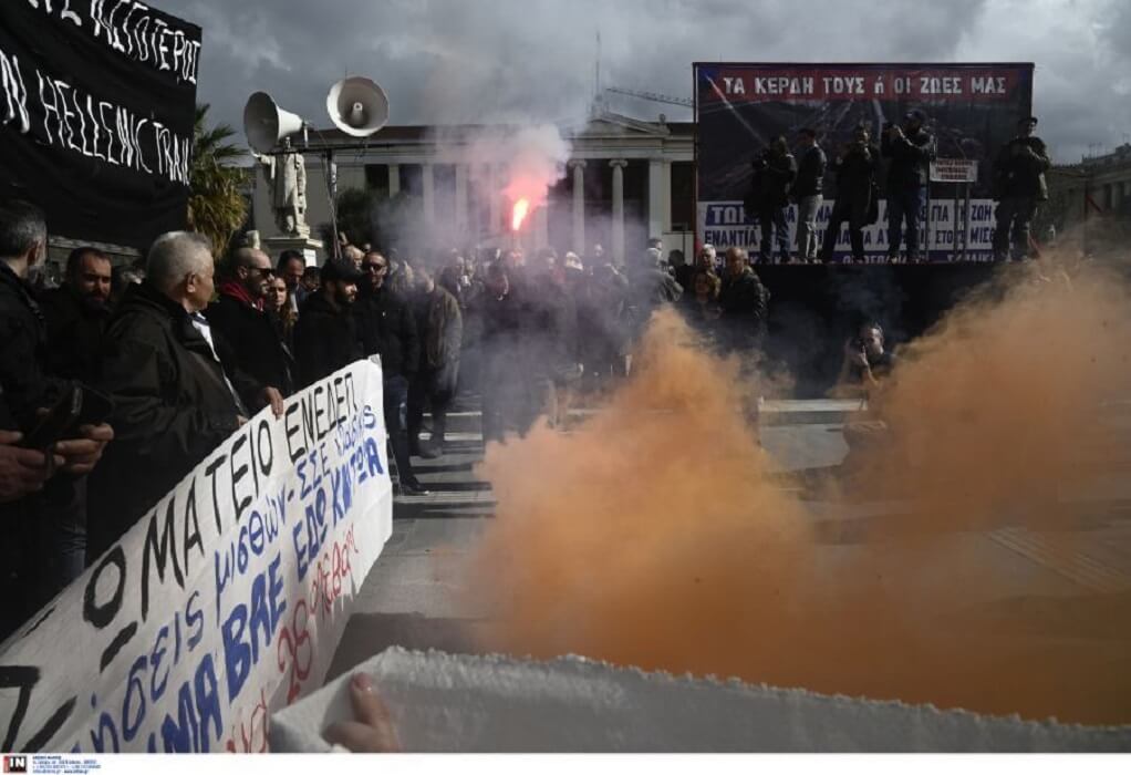 Απροσπέλαστοι οι δρόμοι στην Αθήνα – Σε εξέλιξη η διαμαρτυρία για τα Τέμπη στα Προπύλαια (VIDEO)