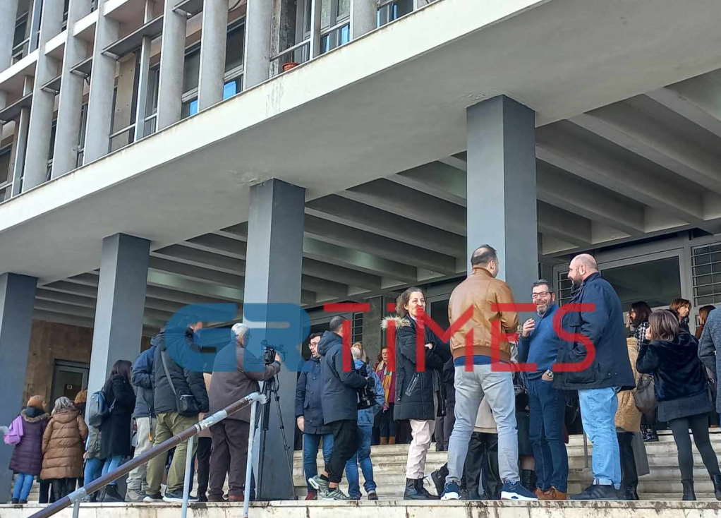 Θεσσαλονίκη: Συγκέντρωση διαμαρτυρίας δικαστικών υπαλλήλων στο Δικαστικό Μέγαρο (ΦΩΤΟ-VIDEO)