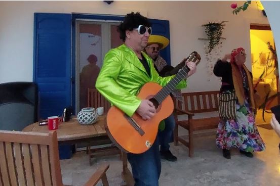 Δήμαρχος πήρε την κιθάρα κι άρχισε να τραγουδάει Macarena (ΦΩΤΟ – VIDEO)