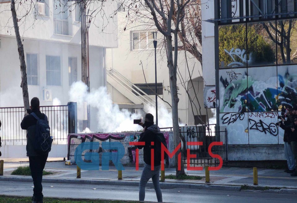 Θεσσαλονίκη: Επεισόδια μετά τη λήξη της πορείας για τα μη κρατικά πανεπιστήμια (ΦΩΤΟ)