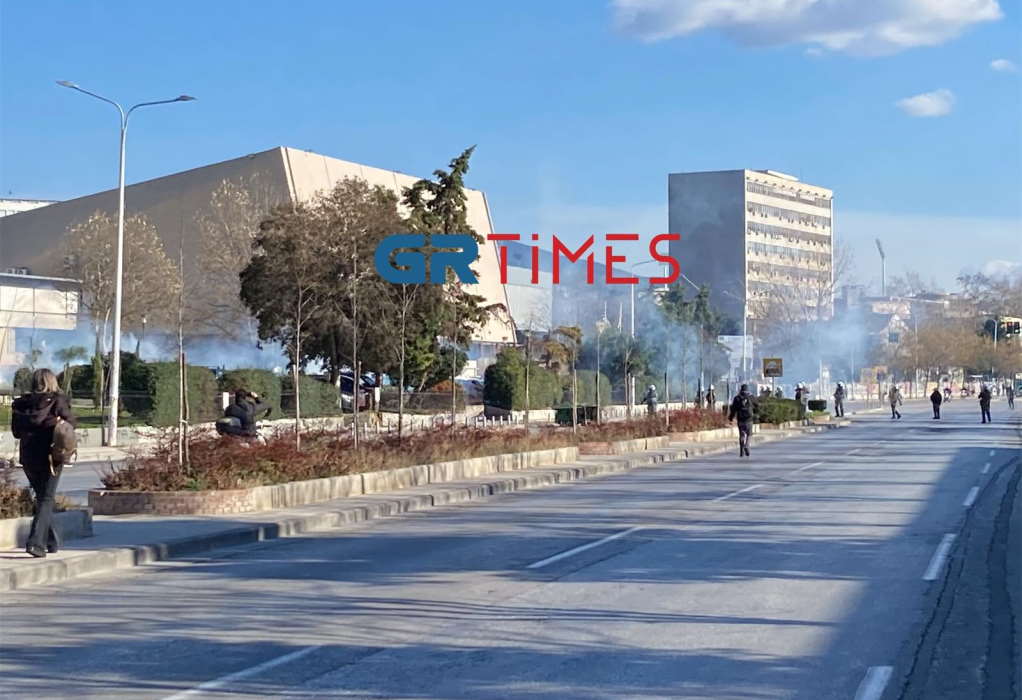 Θεσσαλονίκη: Επεισόδια μεταξύ κουκουλοφόρων και ΜΑΤ στο ΑΠΘ (VIDEO)