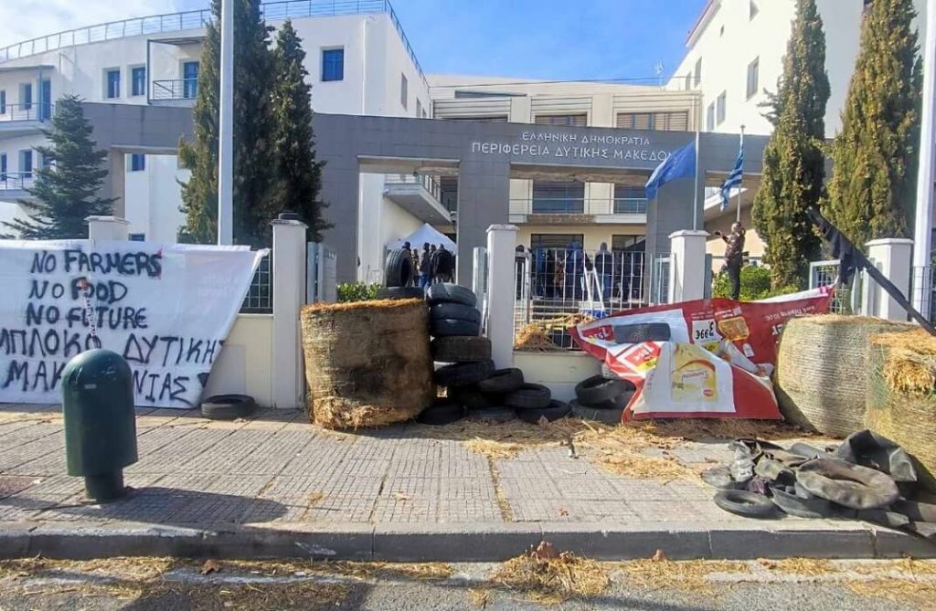 Κοζάνη: Με άχυρο και λάστιχα οι αγρότες έκλεισαν την είσοδο της Περιφέρειας Δυτ. Μακεδονίας-Αύριο κλείνουν από το πρωί το κτίριο (ΦΩΤΟ – ΒΙΝΤΕΟ)