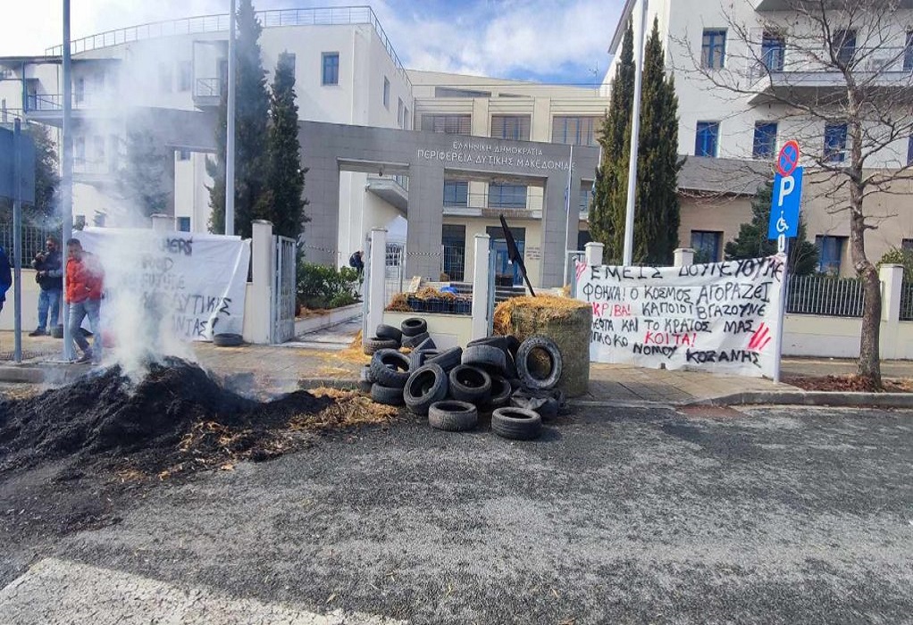 Αγρότες: Άχυρα και φωτιές έξω από την Περιφέρεια Δυτ. Μακεδονίας (VIDEO)