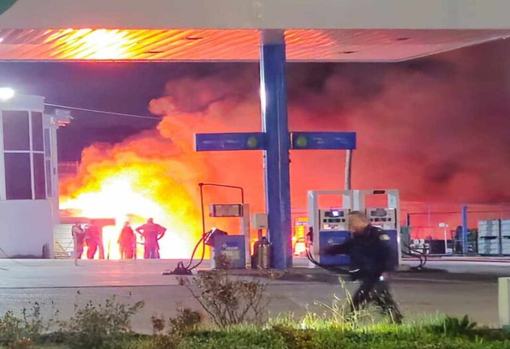 Μάνδρα: Φωτιά σε φορτηγά δίπλα σε πρατήριο υγρών καυσίμων – Επί ποδός η Πυροσβεστική