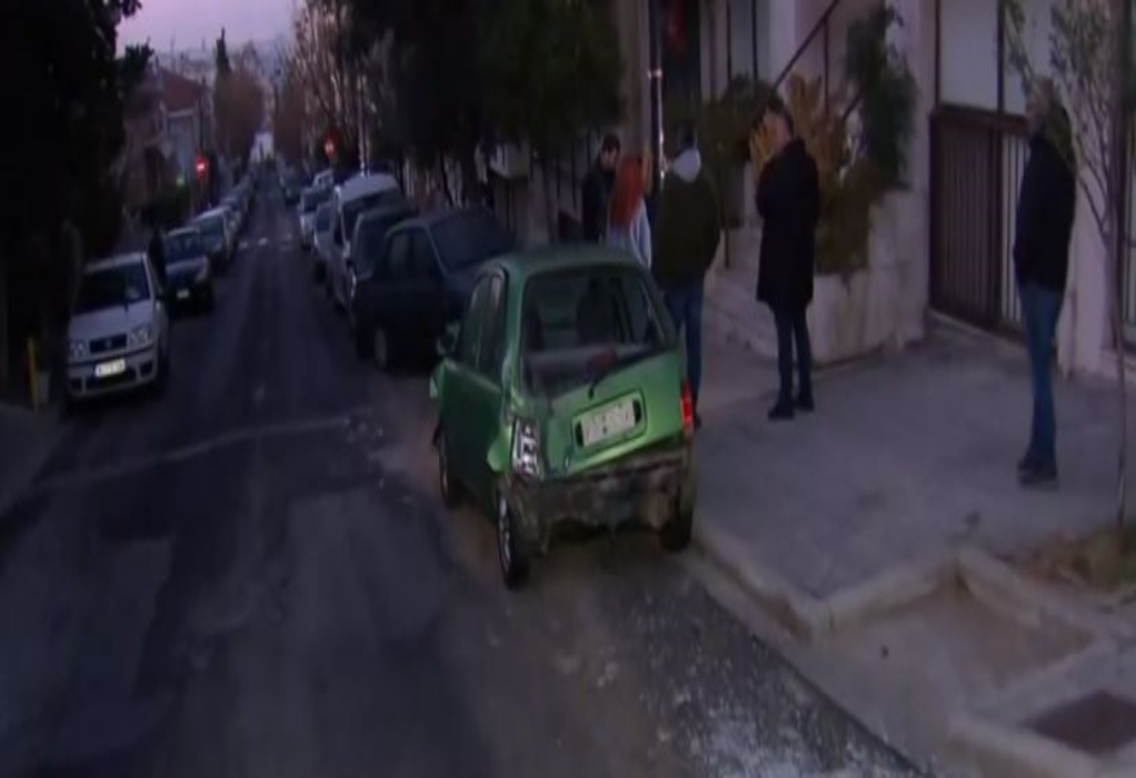 Θεσσαλονίκη: Αστικό λεωφορείο έπεσε πάνω σε σταθμευμένα αυτοκίνητα (VIDEO)