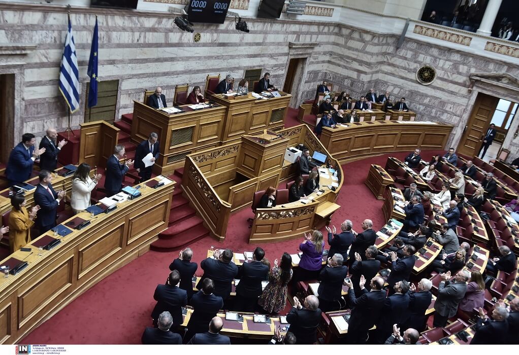 Βουλή: Δείτε LIVE την ονομαστική ψηφοφορία του ν/σ για τα ομόφυλα ζευγάρια