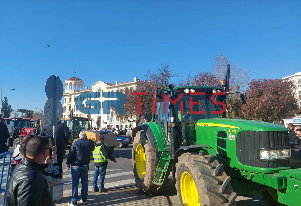 Στα μπλόκα οι αγρότες: Αύριο οι τελικές αποφάσεις – «Όλα ανοιχτά για κάθοδο στην Αθήνα» (VIDEO)