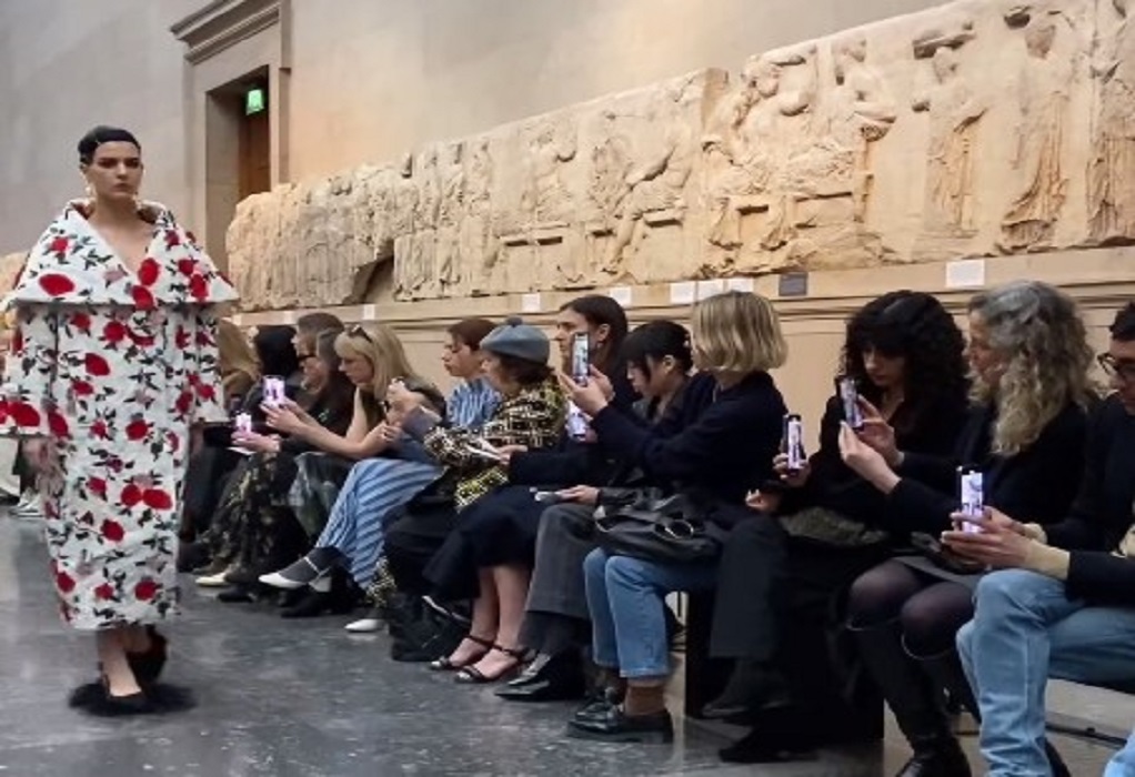 Αντίδραση από Μενδώνη για επίδειξη μόδας στο Βρετανικό Μουσείο: «Μηδενικός σεβασμός στα αριστουργήματα του Φειδία» (VIDEO)