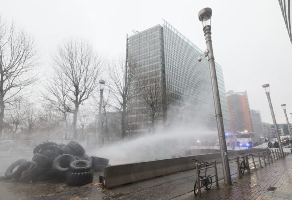 Ένταση στις Βρυξέλλες: Αγρότες σπάνε τα κιγκλιδώματα της αστυνομίας έξω από την έδρα της ΕΕ (VIDEO)